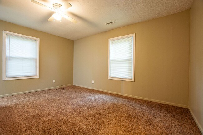 Building Photo - 2 Bedroom / 1.5 Bath Home in Carter Lake!