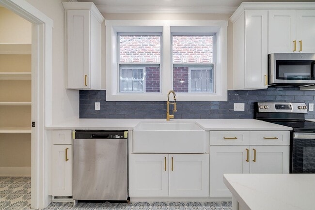 Building Photo - Townhome Close To Downtown..Available NOW!!!