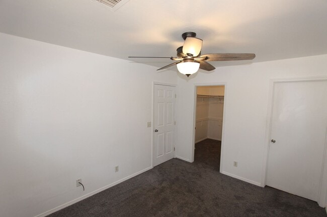 Building Photo - Spacious East Side 4BR Townhome with Fenced Yard