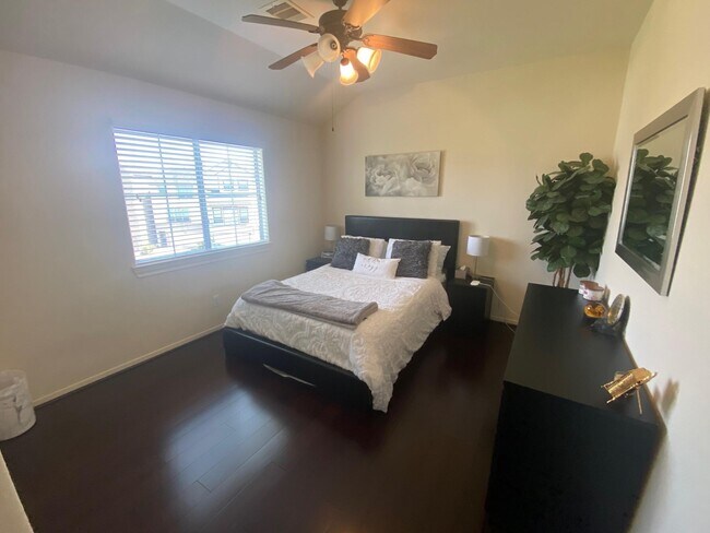 Building Photo - 3209 Clearview Cir