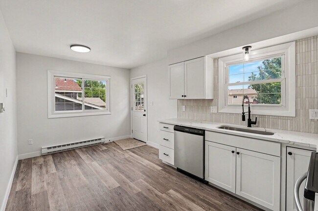 Building Photo - 8204 Hallett Ct