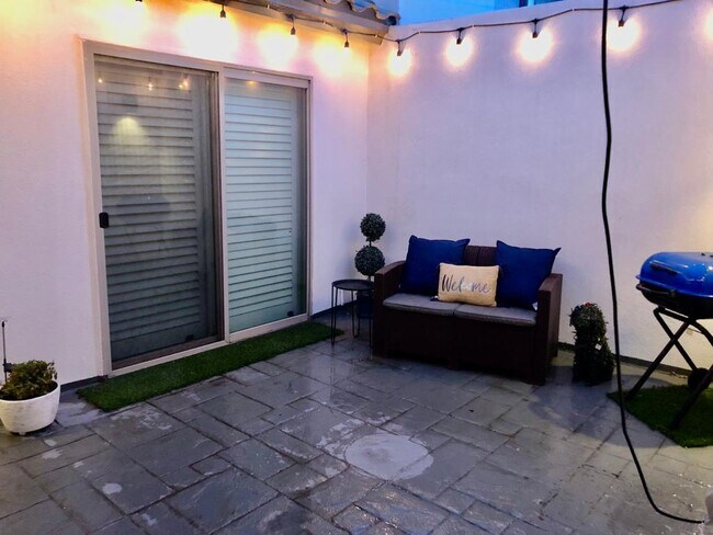 Building Photo - 4200 Camelot Hts