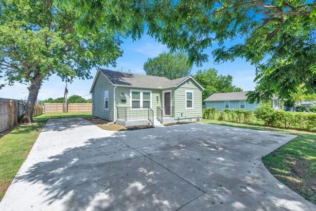 Building Photo - Charming 2 Bed / 1 Bath Home – Convenient ...