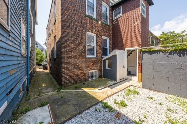 Building Photo - 129 W 15th St