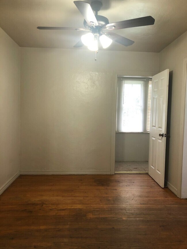 Building Photo - 2 Bed 1 Bath - Refrigerator Included - Urb...
