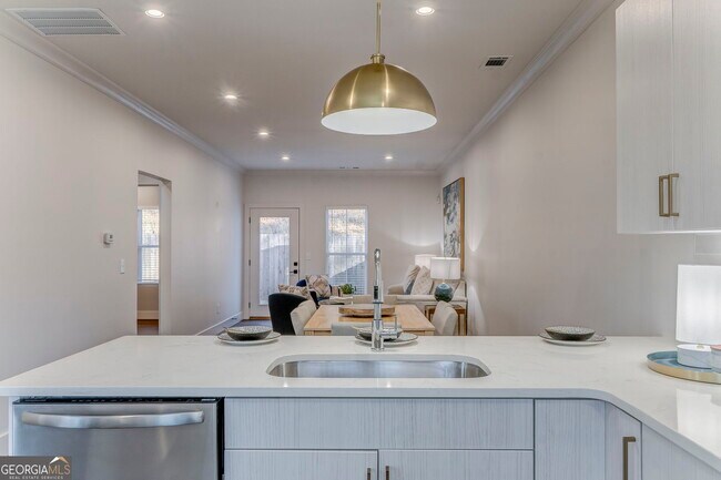 Building Photo - 121 Chateau Dr SE