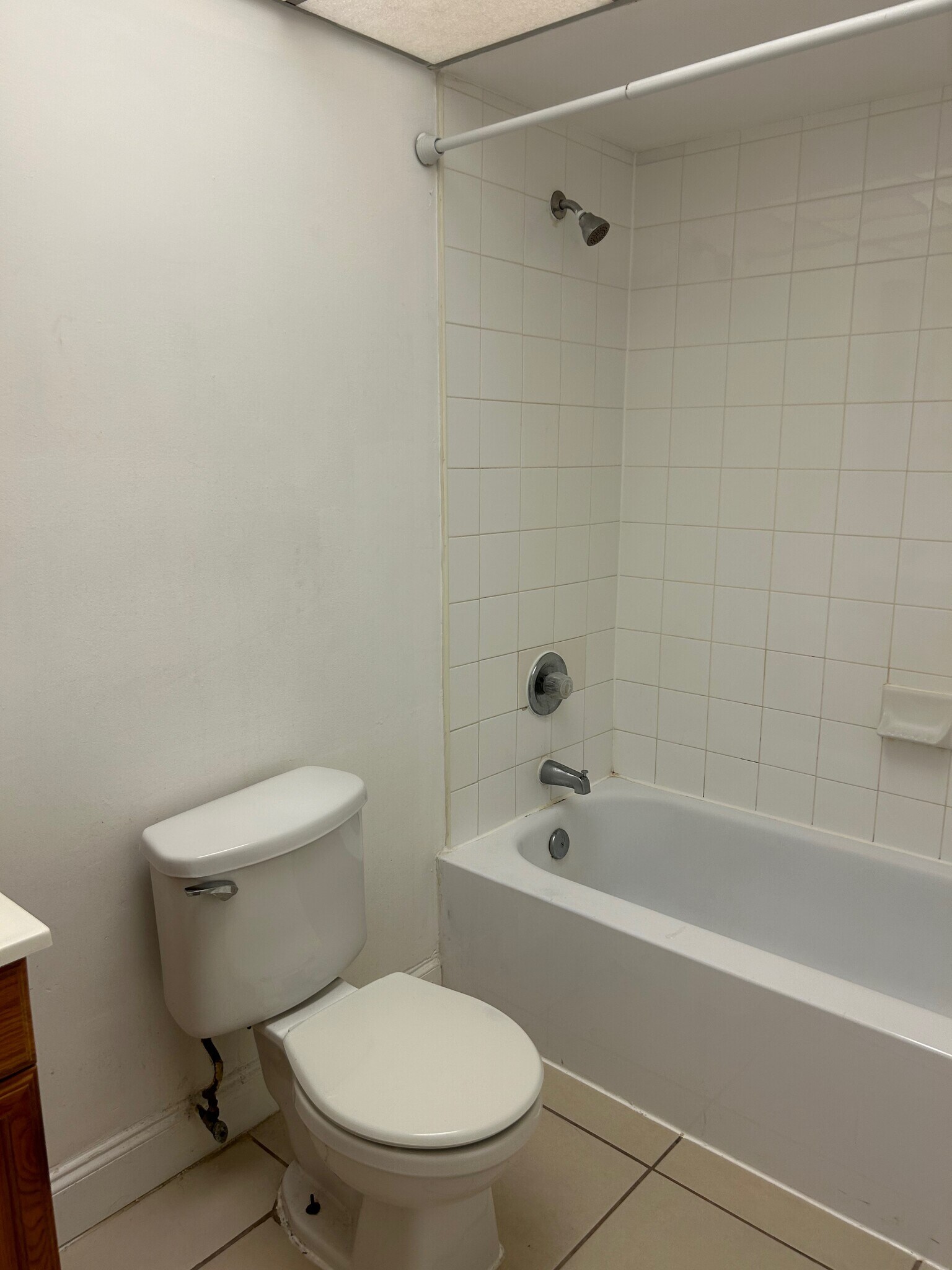 2nd bathroom with tub and shower - 470 NW 20th St
