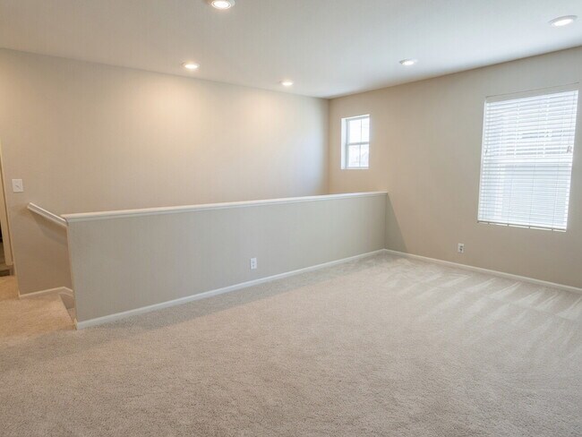 Building Photo - Beautifully Maintained 4BR/3.5BA Townhome with Finished Basement in Prime Aurora Location w/2-Car...