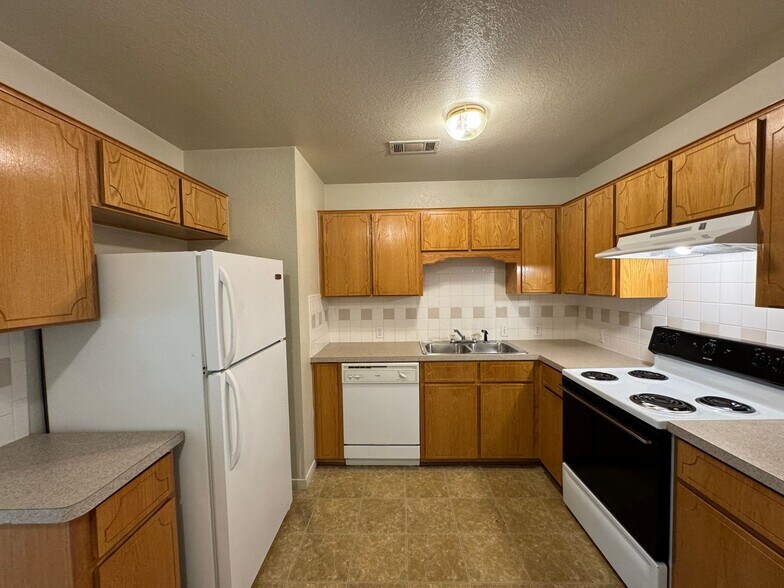 Building Photo - 404 Brittney Way