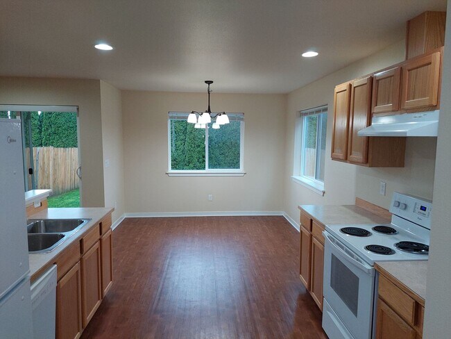 Building Photo - 2200 Greenview Cir