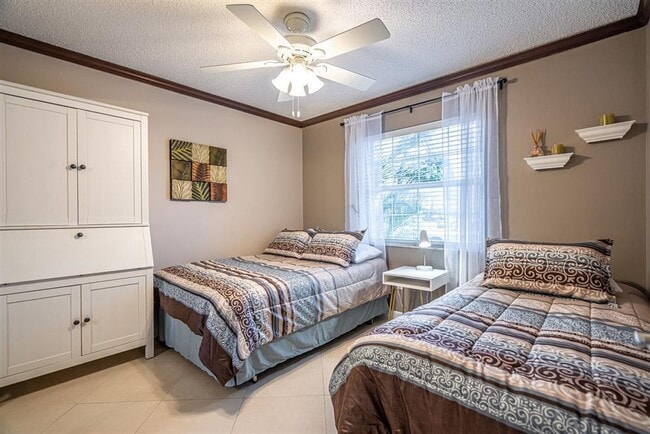 Building Photo - 622 Waterside Dr