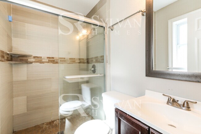 Building Photo - Feel right at home in this charming 3 bedroom, 2 bathroom home