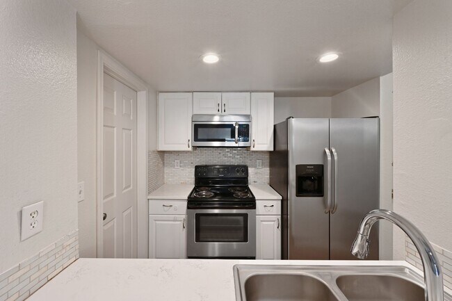 Building Photo - Large 2 Bedroom Condo in Bellevue - Near M...