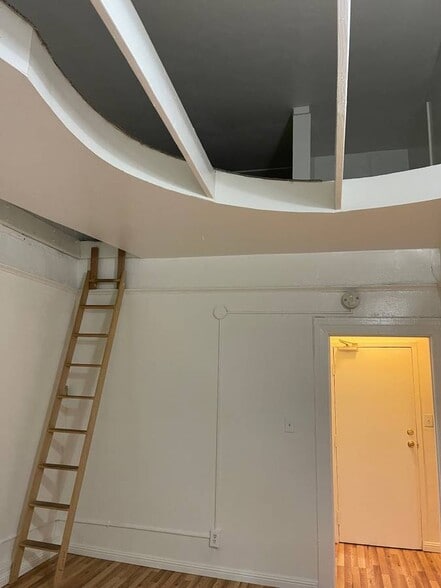 reverse view - loft ladder - 4013 W Sunset Blvd
