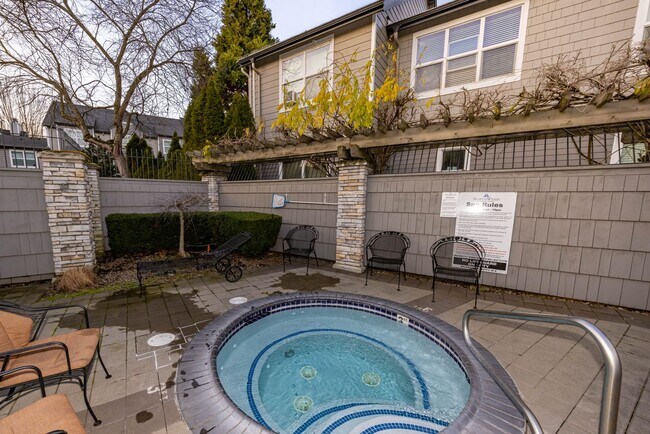 Building Photo - Townhome-Style Condo at Columbia Shores - 3 Bedroom