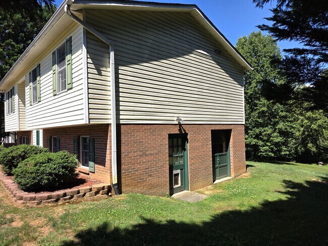 Building Photo - 273 Woodbridge Dr