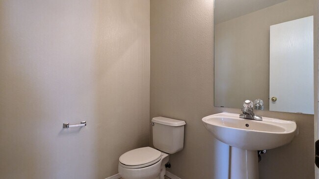 Building Photo - Large 4 Bed 3.5 Bath in Stetson Hills