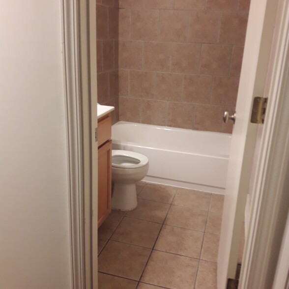 Guest Bath - 1809 Adair Bridge Cv