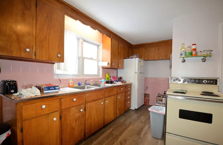 Building Photo - 16 Caltha Rd