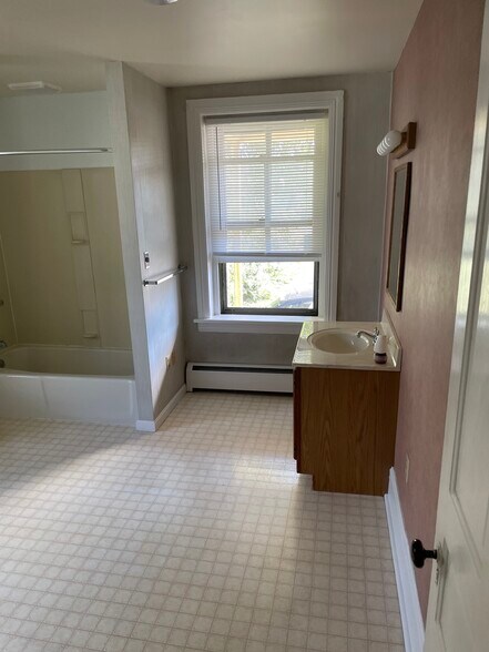 Building Photo - 107 E 2nd St