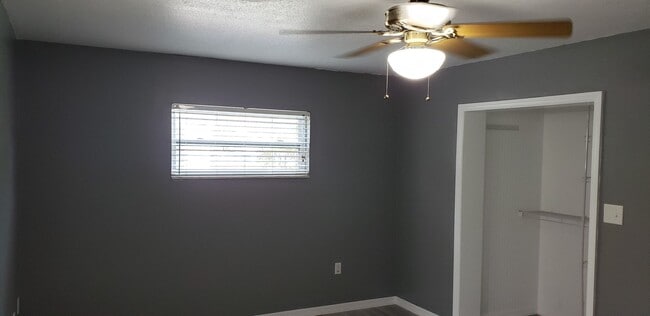 Building Photo - 3 bed, 2 bath 1 car garage