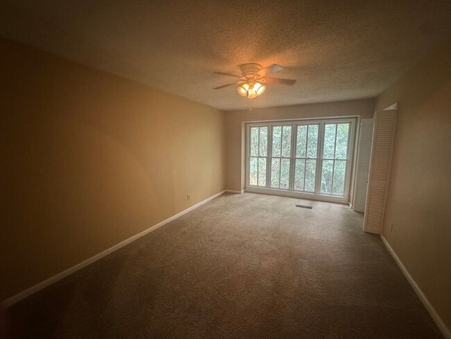 Building Photo - Large Townhome