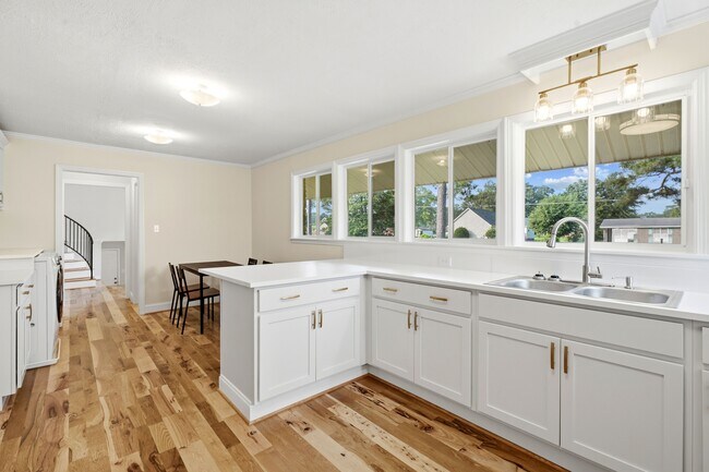 Building Photo - 607 Longleaf Ave