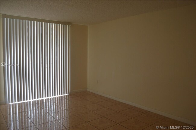 Building Photo - 9320 Fontainebleau Blvd