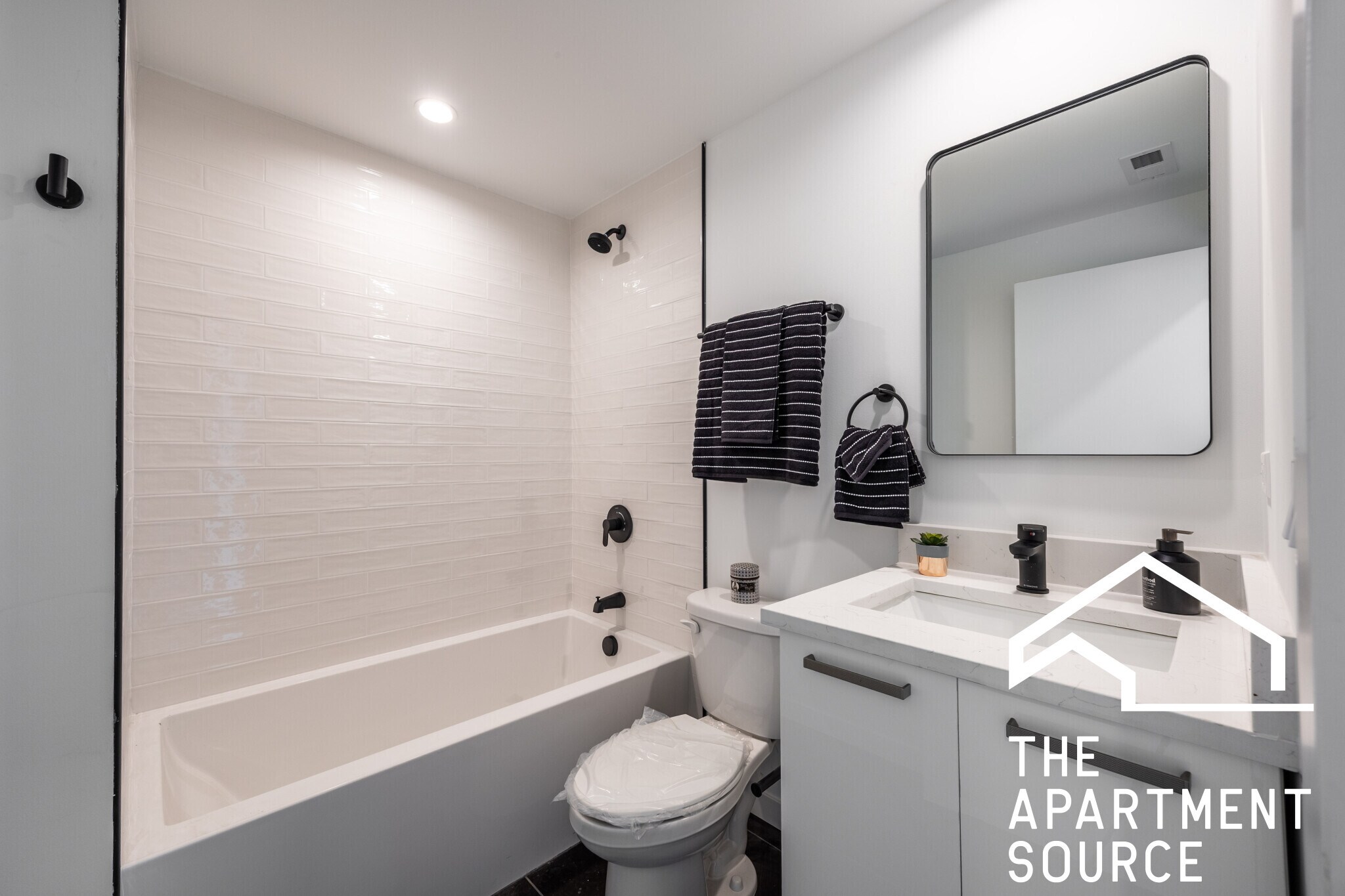 Building Photo - 4410 N Greenview Ave