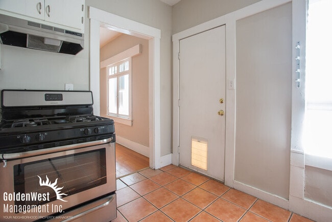Building Photo - Charming 2Bdm 1Ba Duplex in Greater Corona...