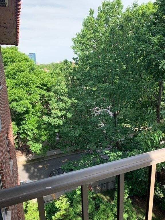 Building Photo - 125 Pleasant St