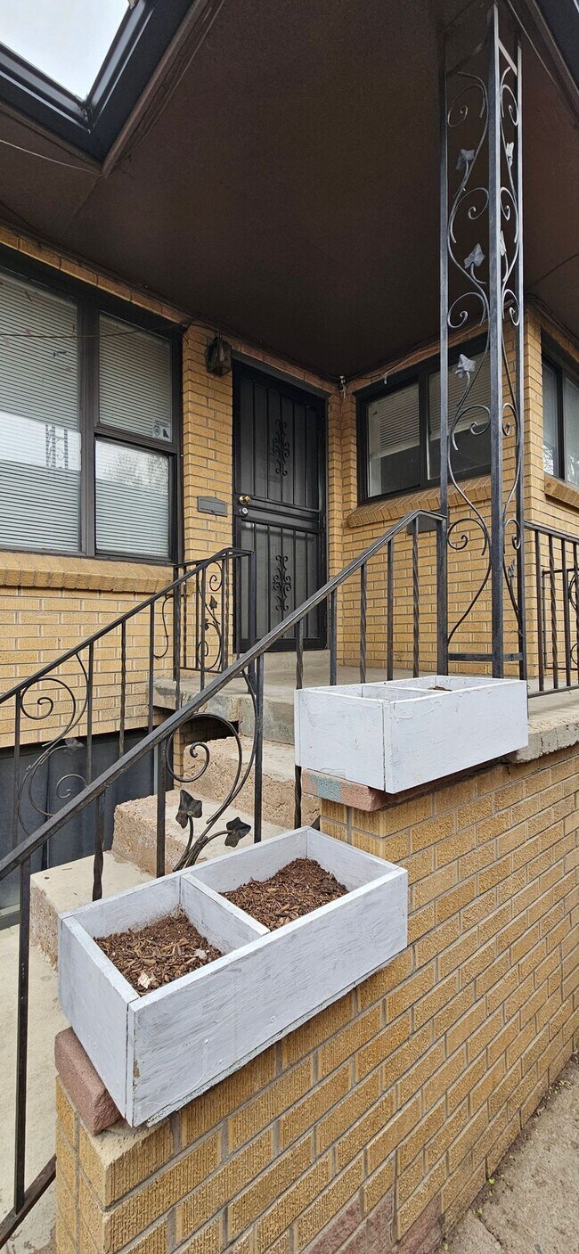 Building Photo - 1136 Akron St