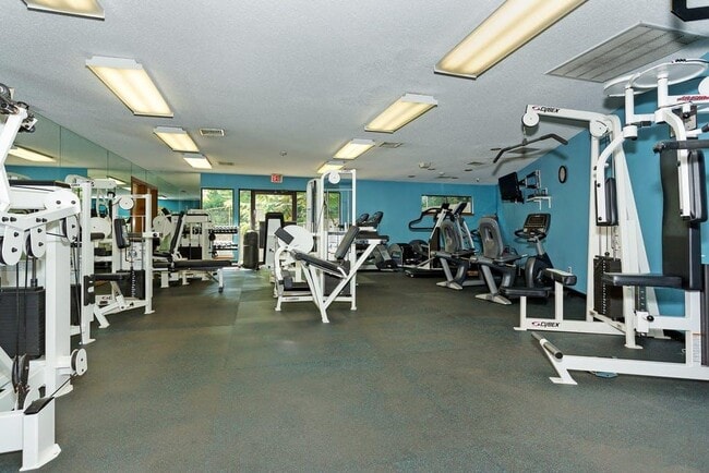 Building Photo - 16 Club Dr S