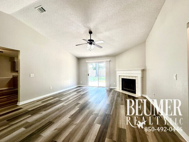 Building Photo - Home nestled in in W. Pensacola minutes fr...