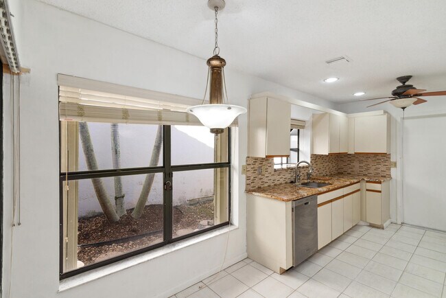 Building Photo - 7842 Villa Nova Dr N