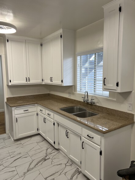 Building Photo - 12717 Oxnard St