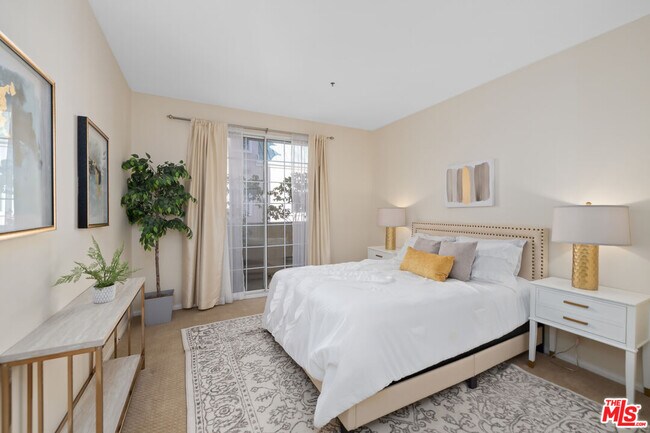 Building Photo - 930 N Doheny Dr