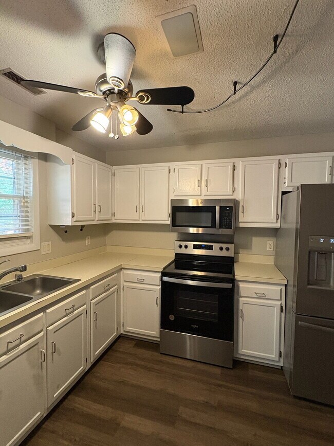 Building Photo - 502 W Hilltop Ct