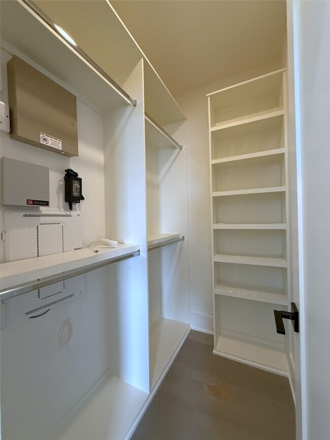 Building Photo - 1015 E 27th St