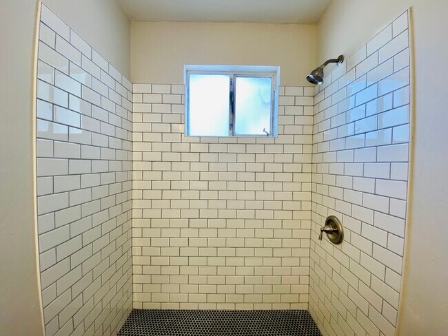 Building Photo - Newly Renovated Spacious 1 Bedroom with Vi...
