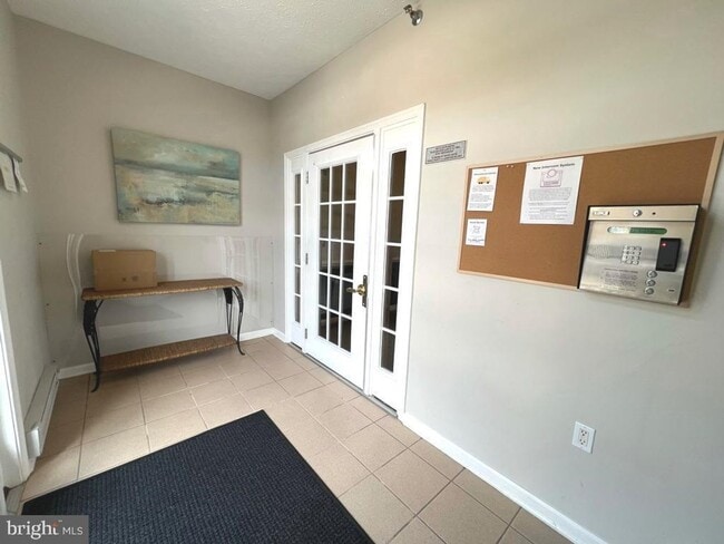Building Photo - Beautiful 2 bedroom 2 baths condo in the gated community of Chestnut Point.