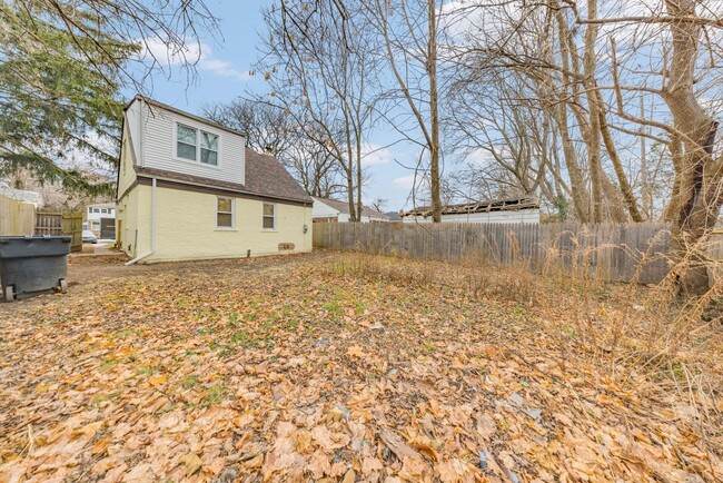Building Photo - 3 bedroom newly renovated $1250