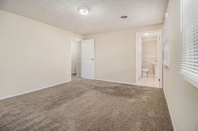 Building Photo - 4 Bedroom 2.5 Bath House