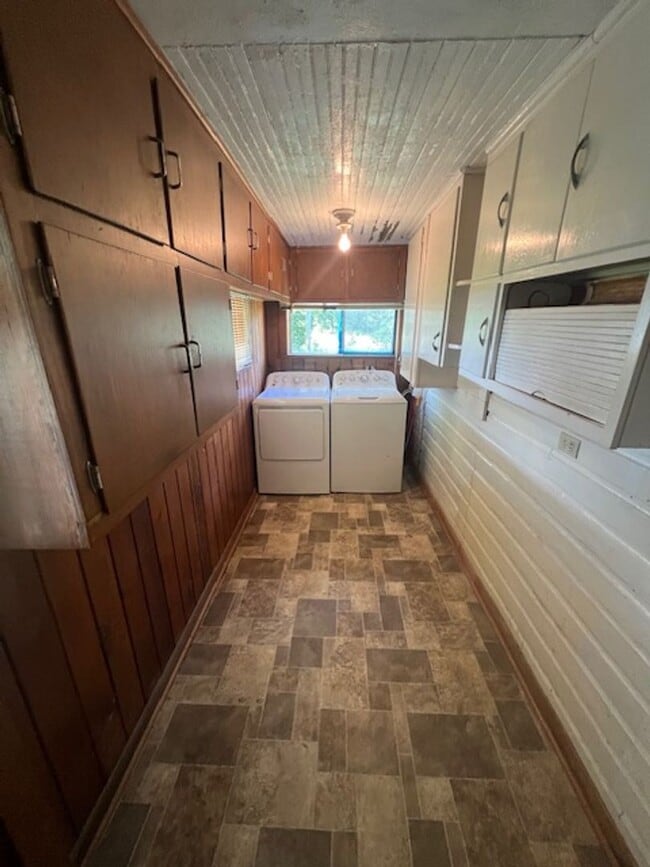 Building Photo - 818 Ridge Rd