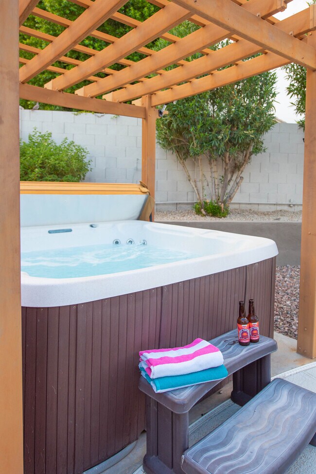 Building Photo - 5924 E Woodridge Dr