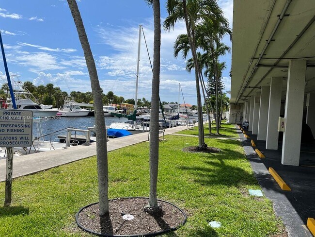 Building Photo - 13155 Ixora Ct