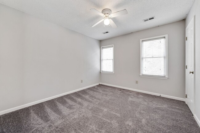 Building Photo - Adorable 3 BD/2.5 BA Hillsborough Home!