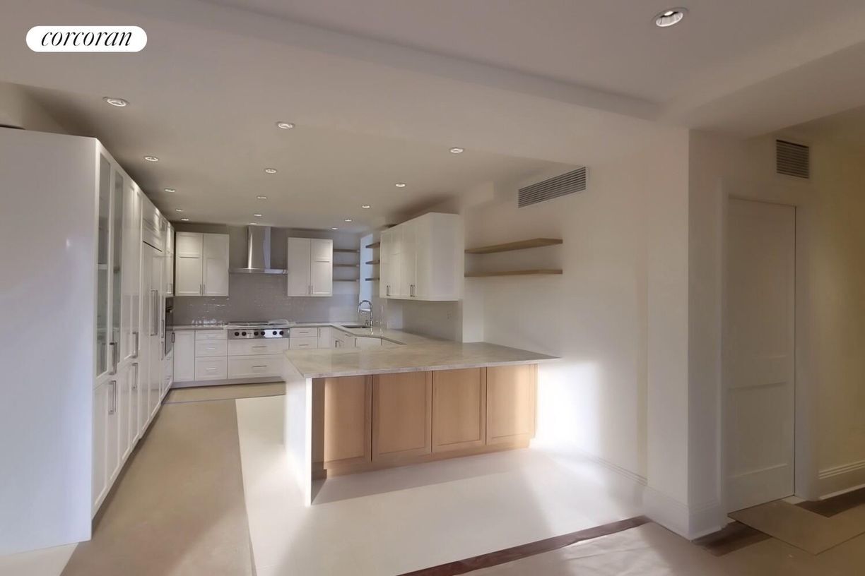 Building Photo - 45 W 81st St