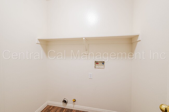 Building Photo - 4 Bedroom, 2 Bath Home in Desired Northwes...