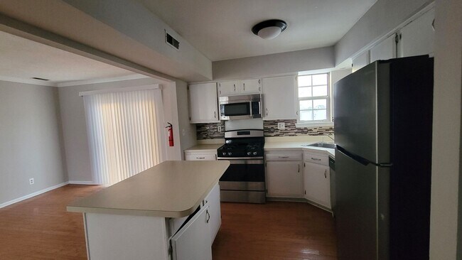 Building Photo - Spacious 3 bedroom house